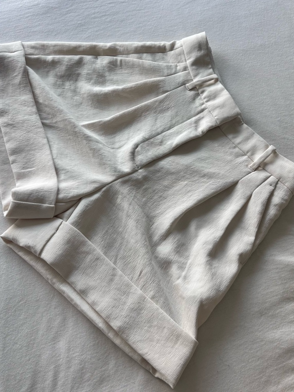 Wilfred High Waist Pleated Linen-Blend Shorts in Off-White - Picture 2 of 8